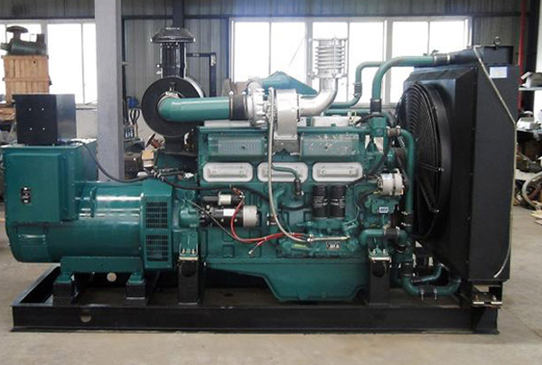 發(fā)電機(jī)蓄電池保養(yǎng)：電解液液位補(bǔ)充規(guī)范與電極樁腐蝕處理，延長蓄電池使用壽命